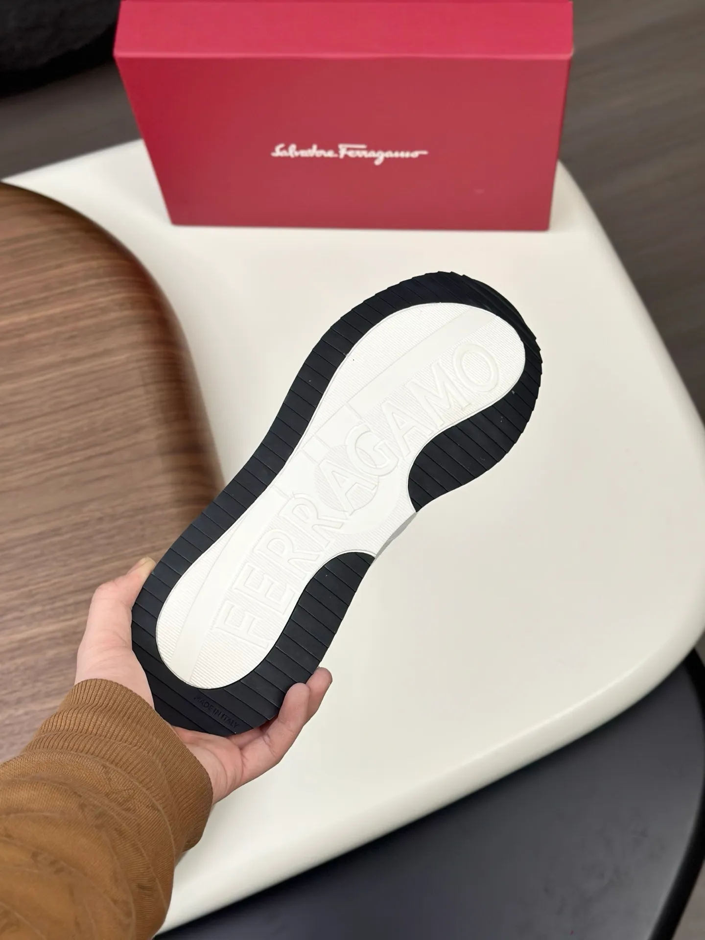 [Ferragamo] Top P: 820💰 Number of yards: 39~44 (38.45 custom-made, non-refundable) Top purchasing agent 🇮🇹 Ferragamo men's casual shoes series, the counter sells the original configuration at the same time, Italian imported cowhide fabric, high-quality splicing technology, imported water-dyed cow lining , Soles: Original foam soles are specially provided by the original factory, and the original factory follows the order. 🔍High quality can be entered and exited the counter at will. Welcome to compare and synchronize with the counter.